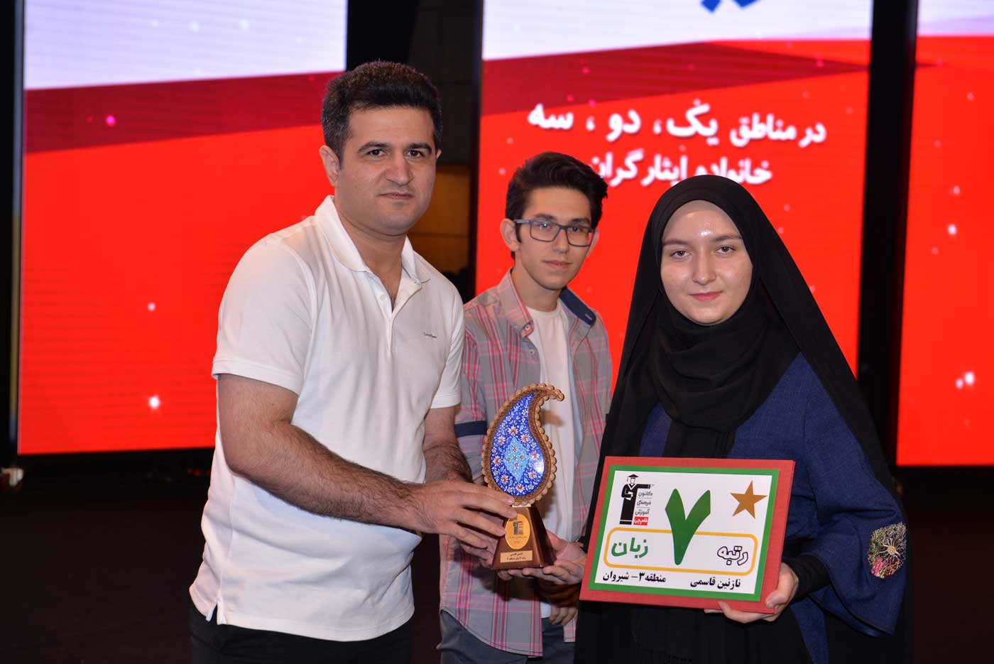 نازنین قاسمی، رتبه‌ی ۲ انسانی و 7 زبان از شیروان