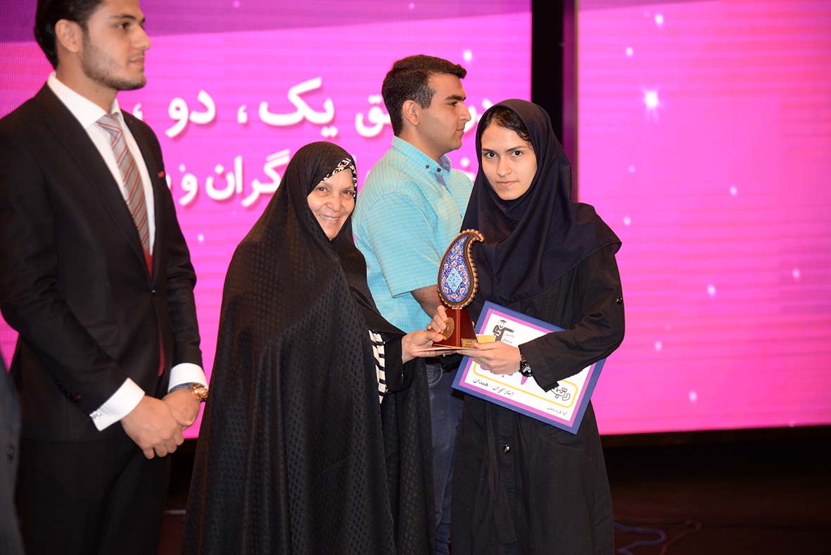 گفتوگو با آوا قرهباغلی، رتبهی 10 تجربی از همدان گفتوگو با آوا قرهباغلی، رتبهی 10 تجربی از همدان