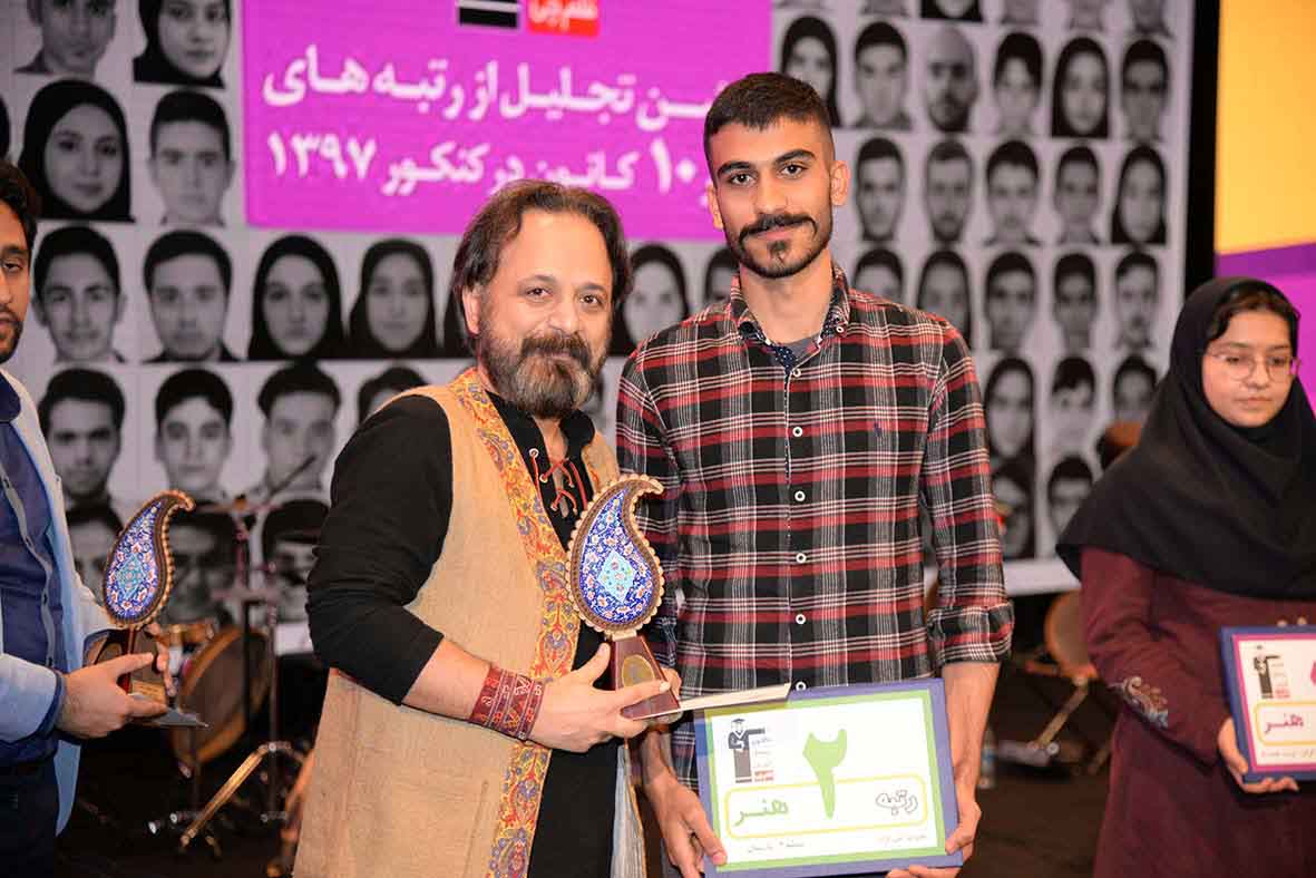 پدر و مادر علیرضا علینژاد، رتبهی 2 هنر منطقهی 3 پدر و مادر علیرضا علینژاد، رتبهی 2 هنر منطقهی 3